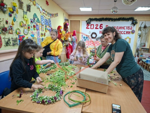 Невероятной красоты венки из одуванчиков сплели на днях боровские девчонки в клубе «Огонек»