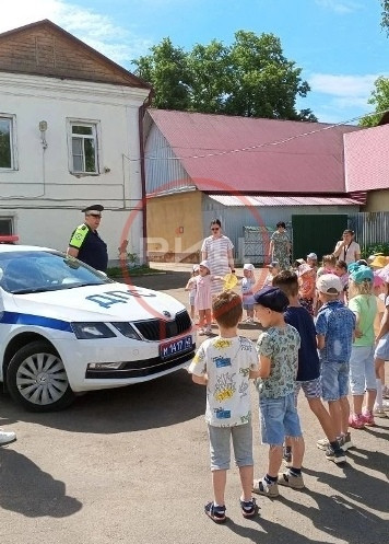 Лето, дорога, безопасность: инспектор ГАИ в гостях у малышей