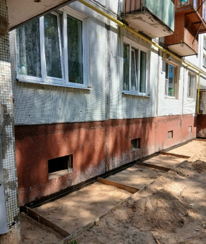 В балабановском «городке» кипит работа по обустройству отмостки дома №93 по улице Дзержинского