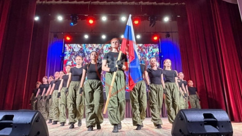 Они подняли флаг своего государства!