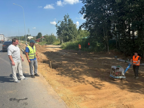 В Балабанове начались дорожные работы по обустройству дополнительного съезда на Киевском шоссе в районе улицы 8-й Восточной и CHT «Ягодка»
