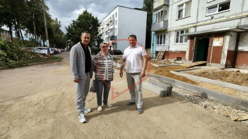 В Балабанове продолжается благоустройство придомовой территории дома №93 по улице Дзержинского