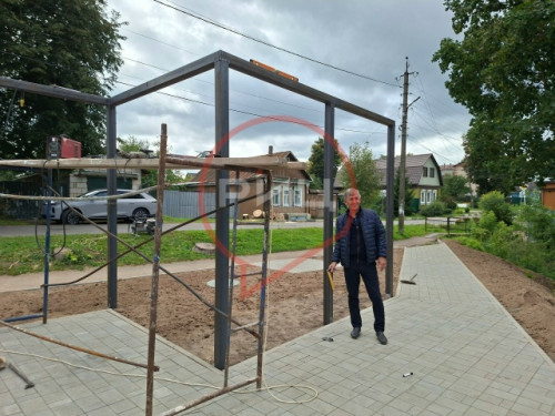 В Боровске на улице Мира кипит работа по строительству новой зоны отдыха возле спуска к роднику