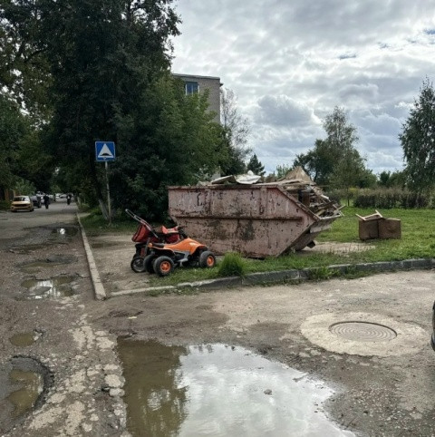 Сотрудники управляющей компании «Балабаново» который день расчищают от скопившегося хлама подвал дома №7 на улице Гагарина