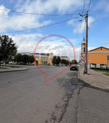 В Боровске рассмотрят возможность установки знака «Остановка запрещена» вдоль улицы Ленина напротив памятника адмиралу Сенявину