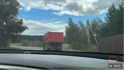 На рощинскую плотину вернули ранее украденные неизвестными дорожные знаки, ограничивающие проезд большегрузов