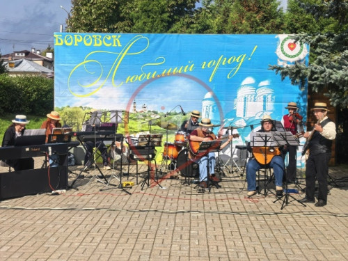 Завершение окружного фестиваля национальных культур "Открой сердце миру" состоялось возле центрального Дома культуры