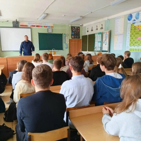 Одиннадцатиклассники первой боровской школы встретились с Олегом БАЙНИЯЗОВЫМ, подполковником юстиции, исполняющим обязанности руководителя Следственного отдела муниципалитета