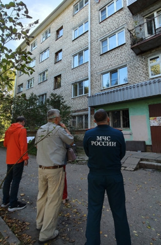 Оголенная арматура и обломки