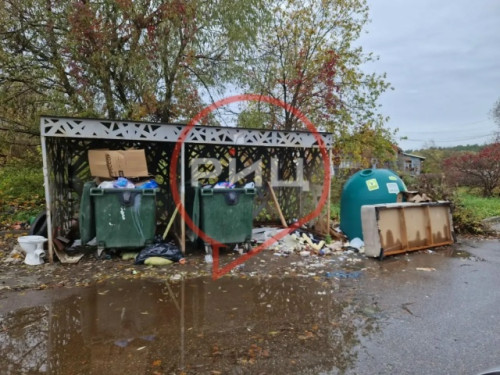 Контейнерная площадка в боровском природном парке «Текижа» превратилась в настоящую свалку