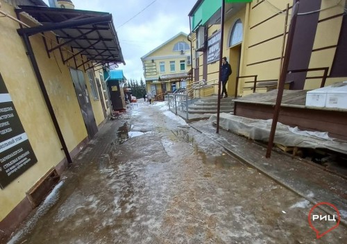 Организовать конкурс на самую неухоженную территорию вокруг торговых объектов, точек общепита и сферы услуг в социальных сетях предложил глава районной администрации Николай КАЛИНИЧЕВ