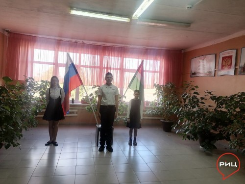 С сегодняшнего дня в школах Калужской области каждая рабочая неделя будет начинаться с выноса флага страны и прослушивания гимна