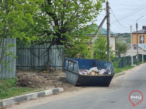 Мусорный контейнер напротив дома №3 по улице Мира в Боровске снова оказался в центре внимания