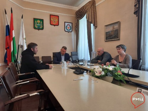 Глава районной администрации Николай КАЛИНИЧЕВ провел личный прием граждан, в ходе которого обсуждались дорожные и земельные вопросы