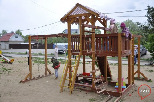 Боровские депутаты посетили детскую площадку возле 24 дома на Петра Шувалова