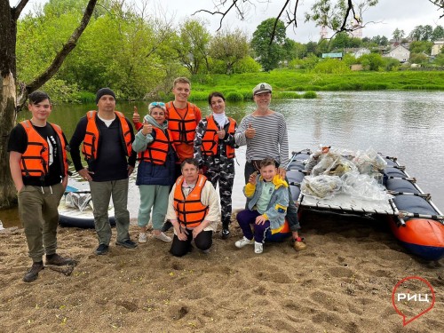 Сотрудники боровской администрации провели экологическую акцию-субботник, очистив берега Протвы, прокатившись на сабах