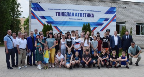 В десятый раз в спортзале села Совхоз «Боровский» прошли крупные соревнования по тяжёлой атлетике