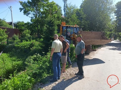 В деревне Уваровское продолжаются работы по замене водопроводных труб