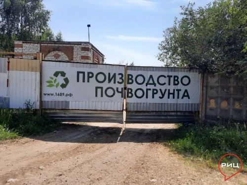 Полчища мух и стойкий запах органических отходов теперь сопровождают жителей деревень Редькино и Федотово
