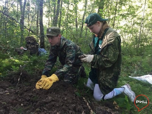 Поисковики из районного отряда «Звезда» ведут раскопки, участвуя в экспедиции «Западный фронт. Варшавское направление»