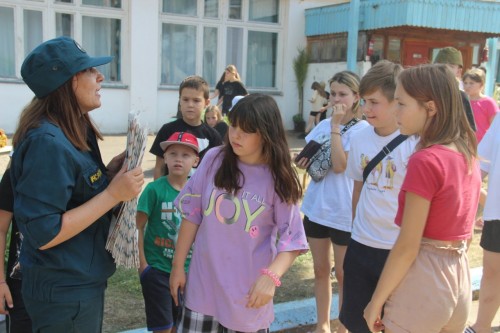 На днях сотрудники регионального МЧС побывали в гостях у детей из Первомайска, которые проживают в малоярославецком лагере «Дружба»