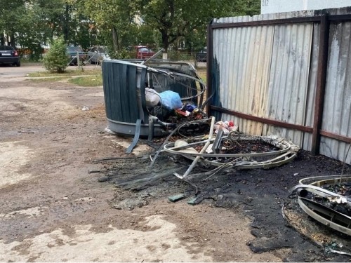В Балабанове между домами №93 и 102 по улице Дзержинского сгорели контейнеры для мусора