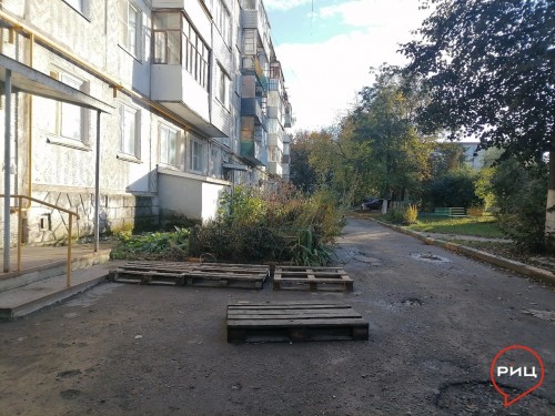 Жителям пятиэтажки №12А на улице Гагарина, что в Ермолине, очень не нравится лужа во дворе дома, а точнее импровизированная «переправа» через нее