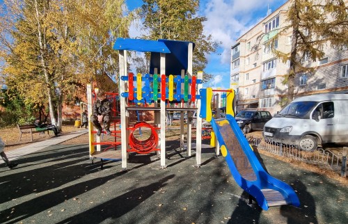 У дома №62 по улице Мира в Боровске благодаря совместным усилиям жителей и депутатов появилась детская площадка
