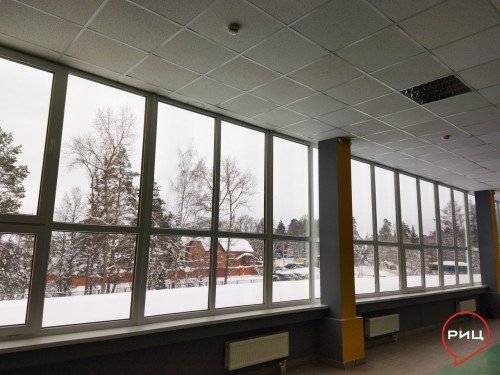 В большом тренажерном зале боровской спортивной школы «Звезда» обновили окна