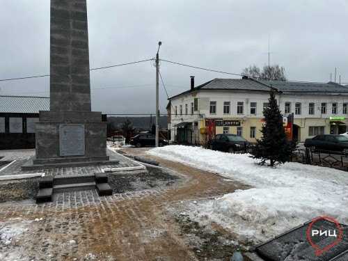 В Боровске продолжили работы по сезонному благоустройству площадки перед памятником «Вечный огонь»
