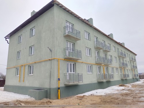 Строительство дома для переселенцев на улице Петра Шувалова в Боровске находится на последнем этапе