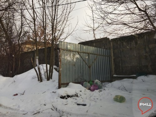 В Боровске вблизи дома №3 по улице Мира перенесли на новое место мусорный контейнер