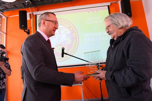 Владислав Шапша вручил приз победителю конкурса «Символ калужской доблести»