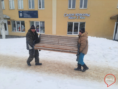 Активисты отремонтировали сломанную скамейку в райцентре