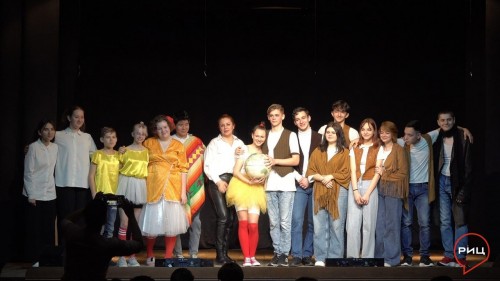 Театральная студия балабановской первой школы представила премьеру спектакля «Рыжий, честный и влюблённый»