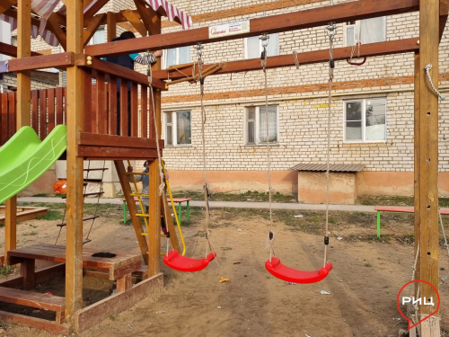 Жители дома №24 по улице Петра Шувалова в Боровске просят отремонтировать вышедшую из строя детскую площадку
