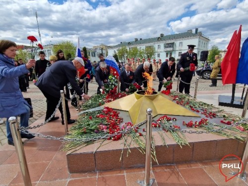 Балабановцы почтили память воинов, павших в годы Великой Отечественной войны, минутой молчания и возложением цветов к мемориалу Вечный огонь