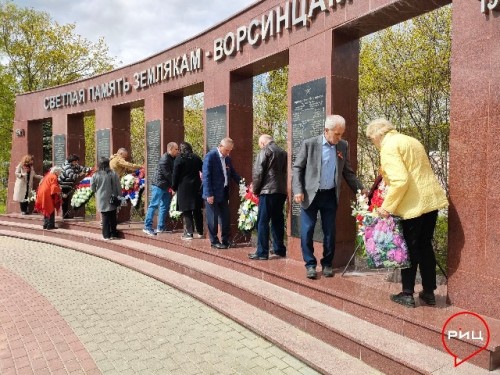 В Ворсине жители на протяжении всего дня несут цветы к Вечному огню в сквере Победы