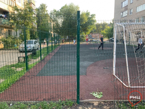 Спортивная площадка на улице Петра Шувалова в Боровске встречает юных футболистов огромной дырой в заборе