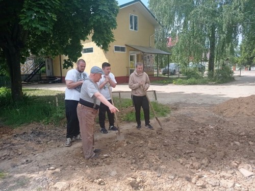 Ермолинские студенты помогли 73-летнему пенсионеру навести порядок на придомовой территории