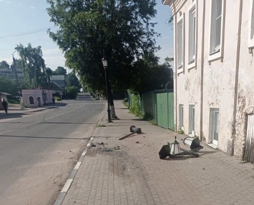Автомобилист, испортивший фонарь в Боровске, восстановил конструкцию