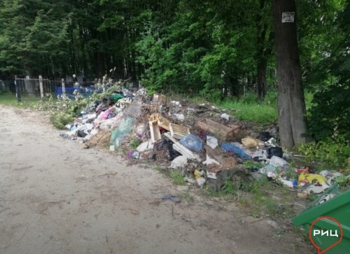 Горы мусора на текиженском кладбище в Боровске уберут через пару недель