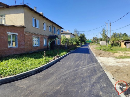 Жители домов с улицы 8 Марта в Боровске уже могут пройтись и проехать по новому асфальту