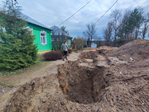 Порадоваться появлению канализации жителям ул. Горького в Боровске мешает страх за жизнь и здоровье