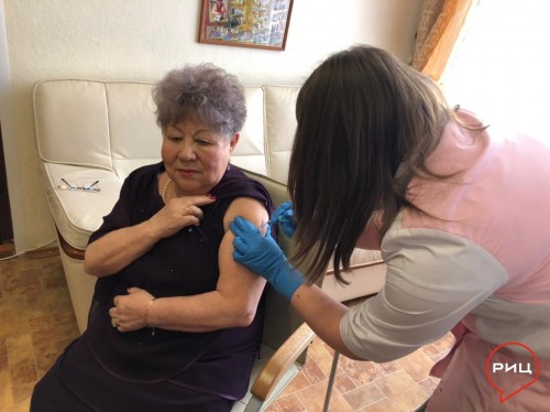 Директор первой балабановской школы Людмила КНЯЗЕВА сделала прививку от коронавируса первым компонентом вакцины