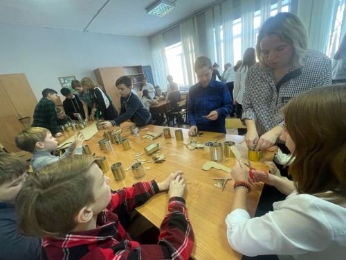 Ученики 5, 6 и 7 классов боровской ноосферной школы изготавливали горелки из парафина  и жестяных банок для наших военных, которые участвуют в специальной военной операции