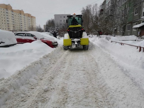 Сегодня десант по расчистке снега управляющей компании «Балабаново» спасает от сугробов улицу Гагарина