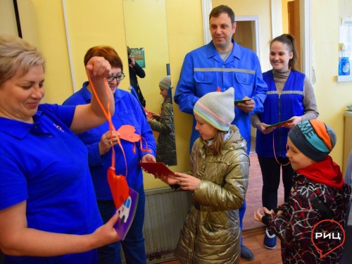На боровской станции скорой в помощи сегодняшний день начался с поздравлений от самых маленьких жителей нашего района