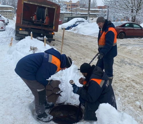 Сотрудники боровского «Водоканала» устранили крупный засор канализации на улице Некрасова