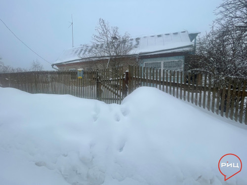 Житель Совхоза «Боровский» не может попасть в свой дом из-за снежных куч